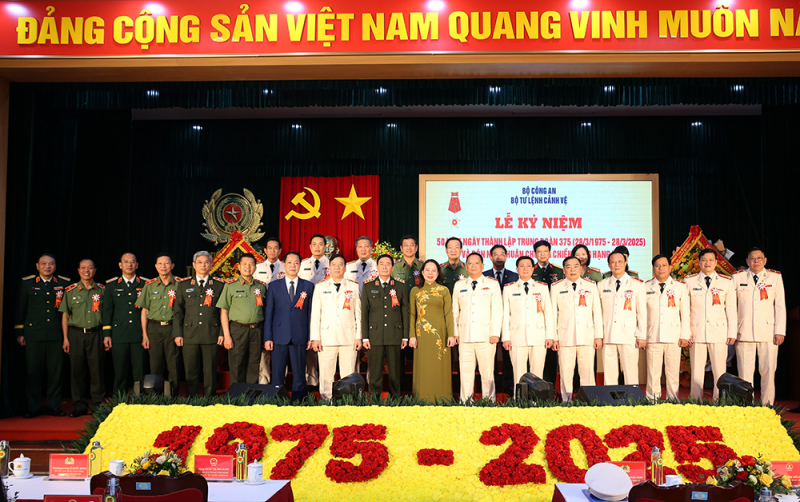 Trầm lặng mà sáng chói - 50 năm một dáng hình cảnh vệ -0