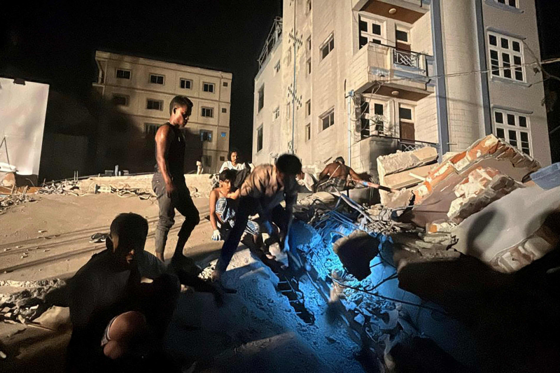 Các đội cứu hộ tranh thủ từng phút tìm kiếm nạn nhân động đất ở Myanmar -0