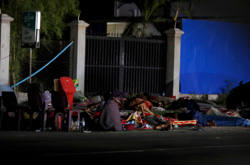 Các đội cứu hộ tranh thủ từng phút tìm kiếm nạn nhân động đất ở Myanmar -0