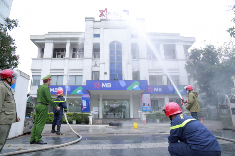 nhờ xử lý tình huống khẩn trương, đồng bộ, đám cháy được khống chế hoàn toàn sau ít phút.jpg -0