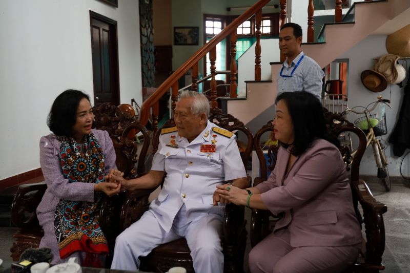 Phó Chủ tịch Quốc hội Nguyễn Thị Thanh thăm Anh hùng Hồ Đắc Thạnh -0