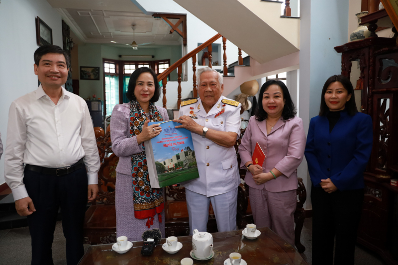 Phó Chủ tịch Quốc hội Nguyễn Thị Thanh thăm Anh hùng Hồ Đắc Thạnh -0