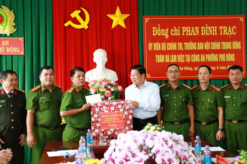 Trưởng Ban Nội chính Trung ương thăm và làm việc với Công an phường Phú Đông TP Tuy Hòa (Phú Yên) -0