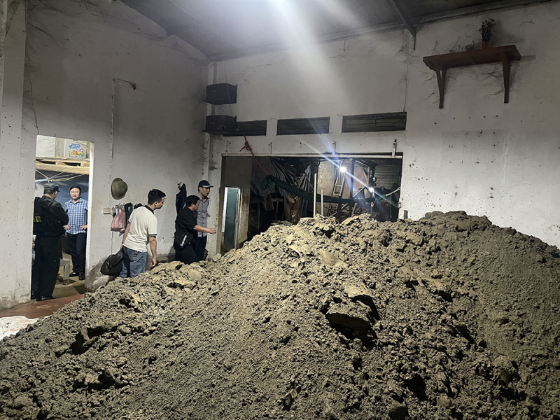 Đường dây cung cấp xyanua, thuốc nổ cho vàng tặc -0