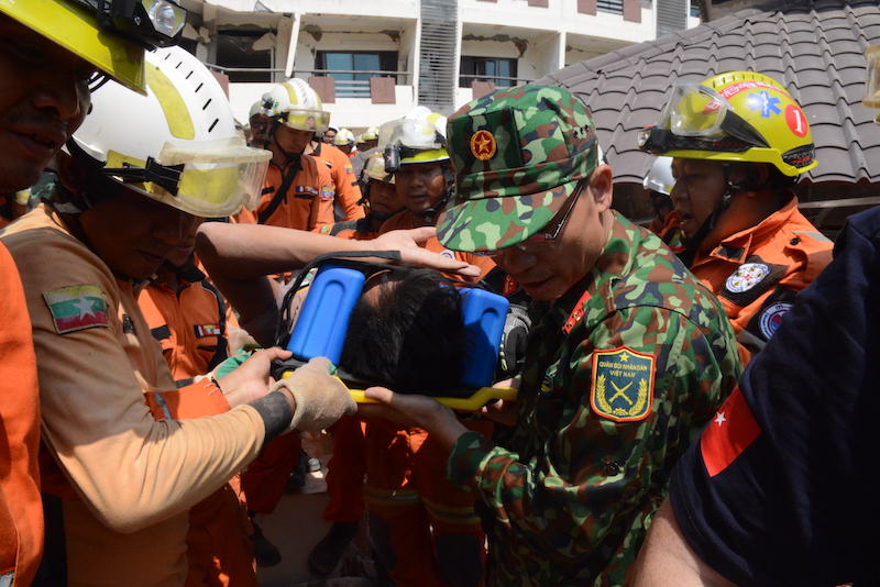 Lực lượng cứu hộ Quân đội đã giải cứu thành công thanh niên bị mắc kẹt tại Myanmar -1