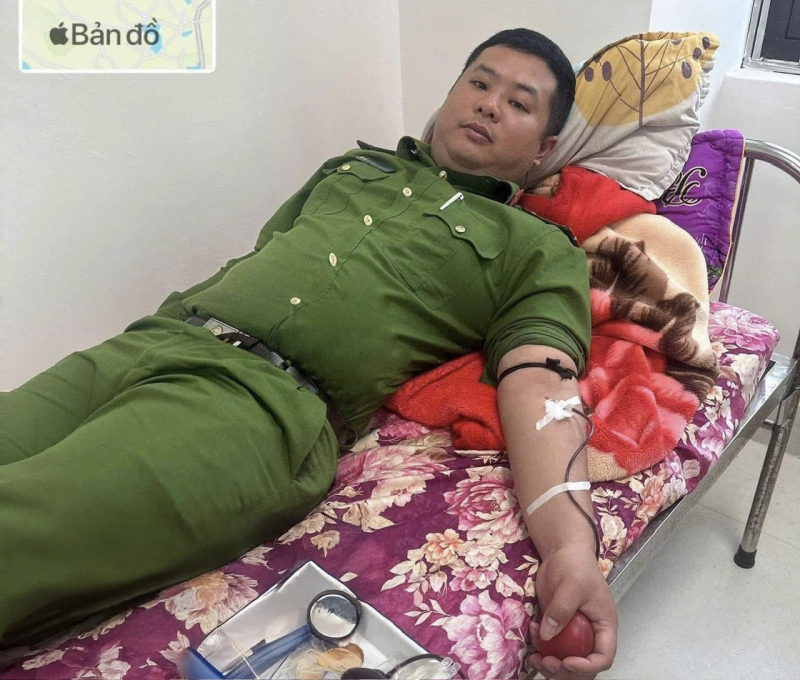 Phó trưởng Công an thị trấn hiến máu cứu người trong trường hợp nguy cấp -0