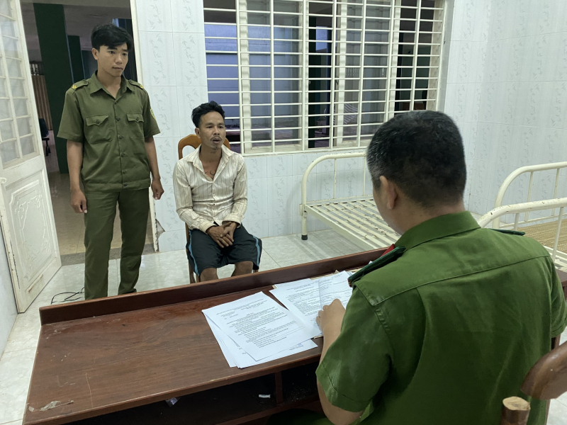 Cầm dao, rựa ra đường la hét, chửi bới  -0