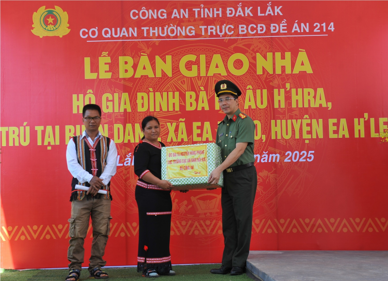 Công an Đắk Lắk bàn giao nhà tình nghĩa cho công dân hồi hương -0