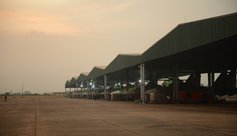 Các phi đội bay tập luyện, sẵn sàng xuất kích, tỏa sáng trên bầu trời TP Hồ Chí Minh  -0