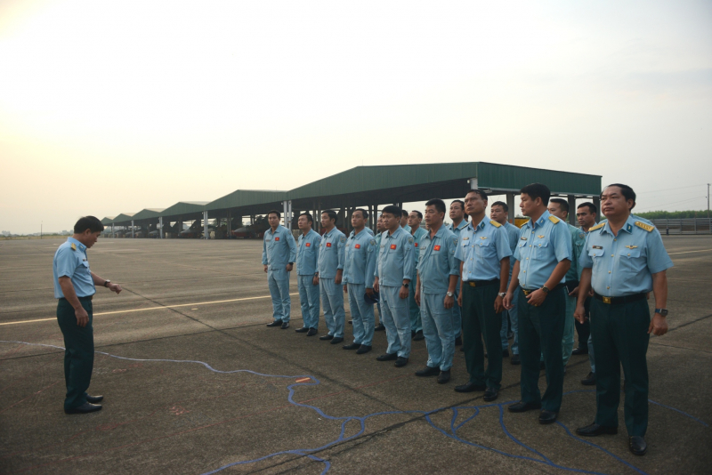 Các phi đội bay tập luyện, sẵn sàng xuất kích, tỏa sáng trên bầu trời TP Hồ Chí Minh  -0