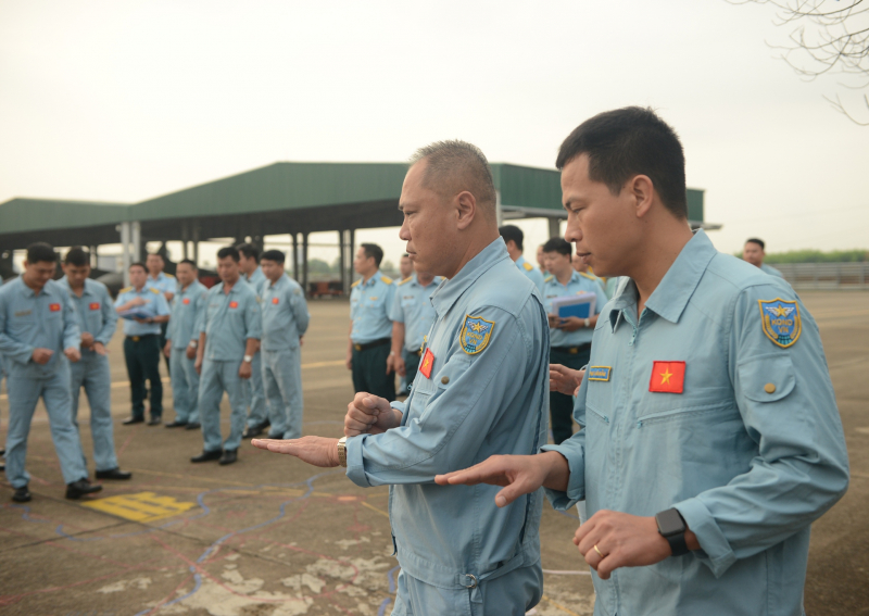 Các phi đội bay tập luyện, sẵn sàng xuất kích, tỏa sáng trên bầu trời TP Hồ Chí Minh  -2