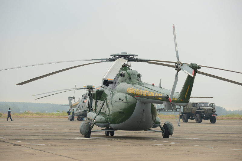 Các phi đội bay tập luyện, sẵn sàng xuất kích, tỏa sáng trên bầu trời TP Hồ Chí Minh  -1