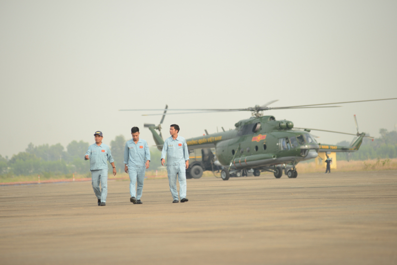 Các phi đội bay tập luyện, sẵn sàng xuất kích, tỏa sáng trên bầu trời TP Hồ Chí Minh  -0