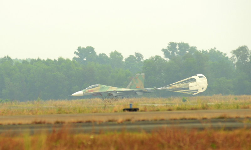 Các phi đội bay tập luyện, sẵn sàng xuất kích, tỏa sáng trên bầu trời TP Hồ Chí Minh  -0