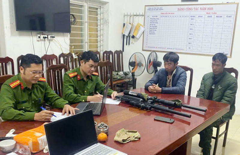 Phát hiện bắt quả tang 2 đối tượng tàng trữ súng hơi (súng săn) -0