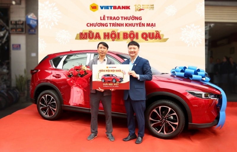 Ôtô Mazda CX-5 trị giá hơn 1 tỷ đã được trao tận tay khách hàng may mắn của Vietbank -0
