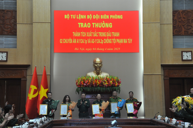 Khen thưởng các đơn vị triệt phá 2 chuyên án, thu giữ hơn 63 kg ma tuý -1