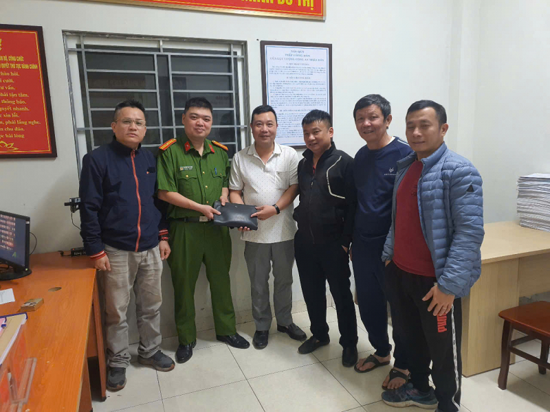 Công an phường Hoàng Liệt trả lại 103 triệu đồng cho người bị đánh rơi -0