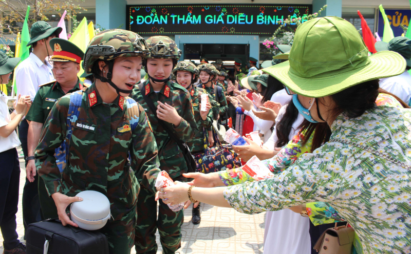 Hân hoan chào đón đoàn CBCS tham gia diễu binh diễu hành từ phía Bắc đi tàu vào miển Nam  -0