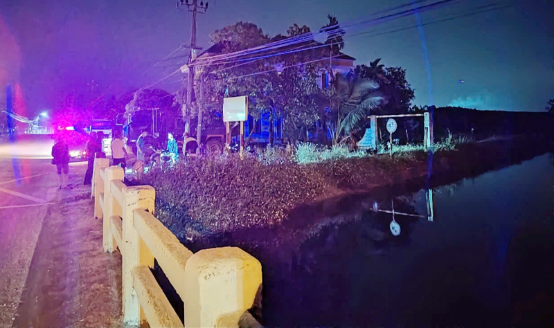 Công an xã tuần tra đêm, cứu nạn kịp thời nam thanh niên bị rơi xuống kênh -0