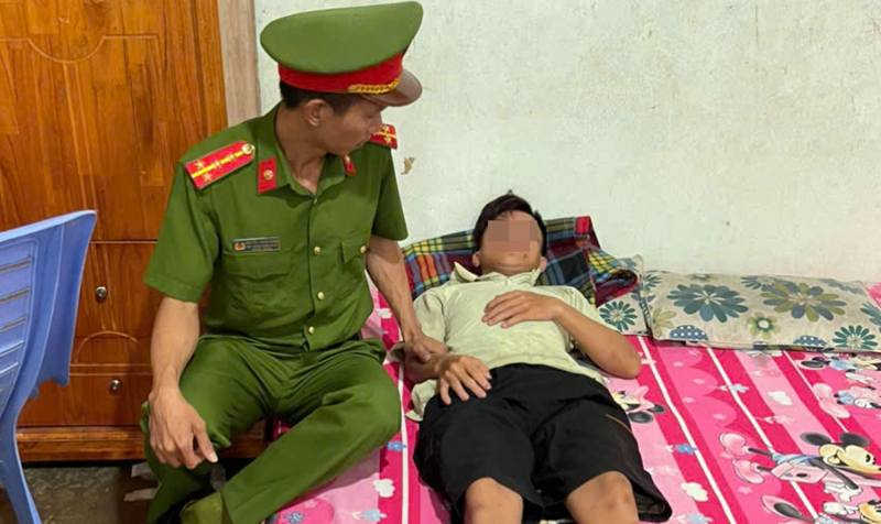 Công an xã tuần tra đêm, cứu nạn kịp thời nam thanh niên bị rơi xuống kênh -0