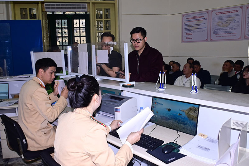 csgt-hp-lam-thu-tuc-cap-doi-giay-phep-lai-xe.jpg -0