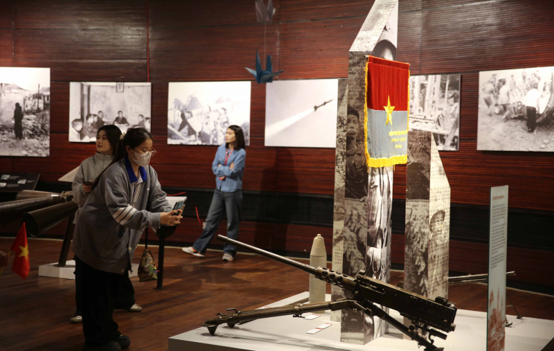 Tái hiện “một thời đạn bom” cùng các nhân chứng lịch sử đặc biệt -0