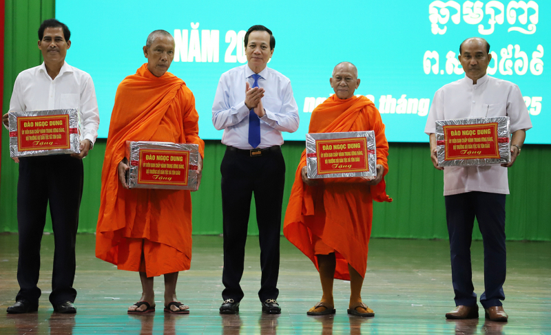 Bộ trưởng Bộ Dân tộc và Tôn giáo dự họp mặt, chúc Tết đồng bào Khmer tại tỉnh Trà Vinh -0