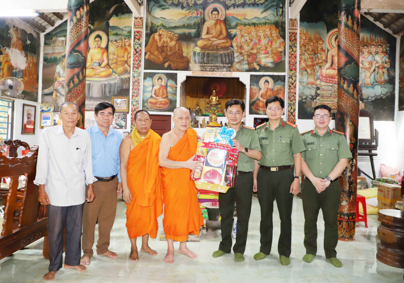 Công an Sóc Trăng chúc Tết Chôl Chnăm Thmây của đồng bào Khmer -0