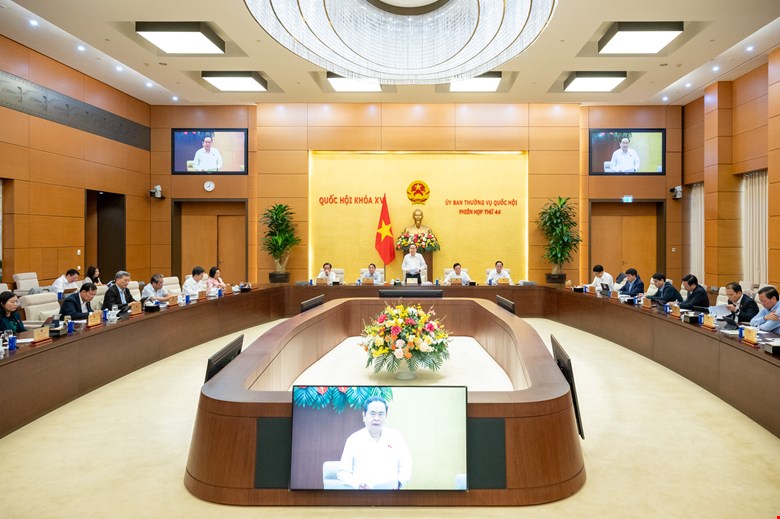 Phiên họp tập trung giải quyết khối lượng công việc lớp, chuẩn bị cho Kỳ họp thứ 9 -0