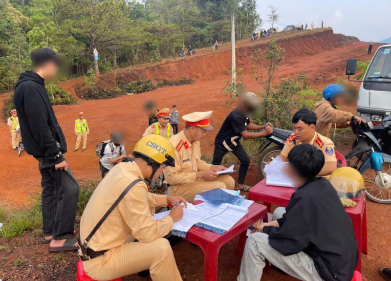 Gần 80 thanh niên 