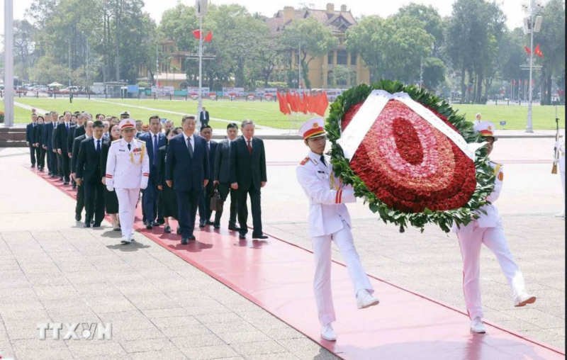 Tổng Bí thư, Chủ tịch nước Trung Quốc đặt vòng hoa và vào Lăng viếng Chủ tịch Hồ Chí Minh -0