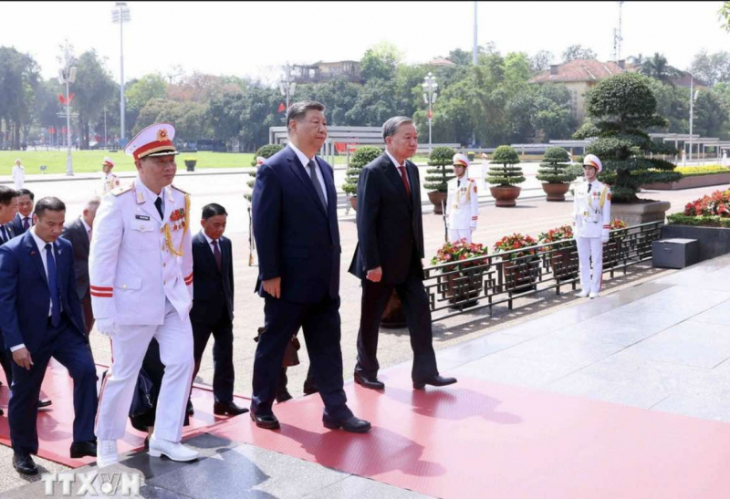 Tổng Bí thư, Chủ tịch nước Trung Quốc đặt vòng hoa và vào Lăng viếng Chủ tịch Hồ Chí Minh -0