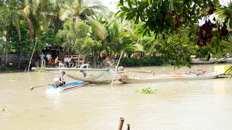 Tiếc thương Đại úy Công an xã hy sinh trong lúc bắt đối tượng dùng ghe cào điện đánh bắt thủy sản trái phép -0