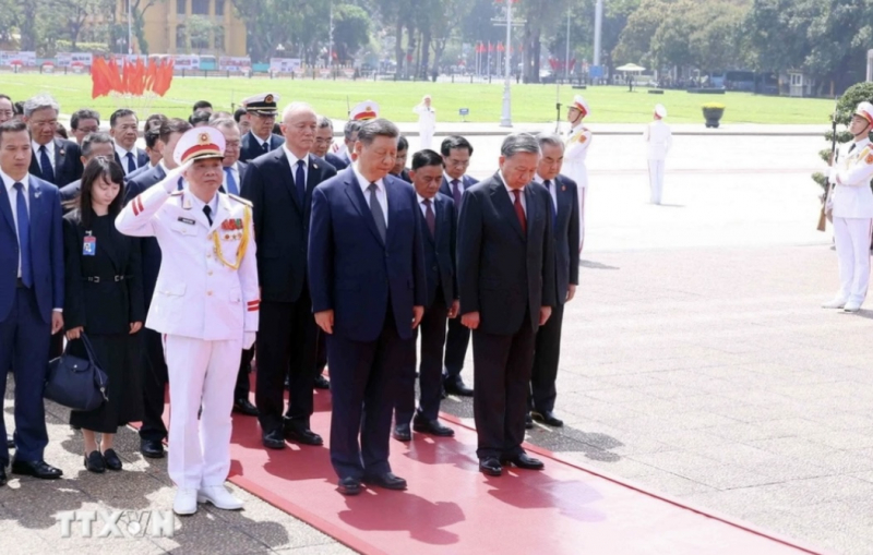 Tổng Bí thư, Chủ tịch nước Trung Quốc đặt vòng hoa và vào Lăng viếng Chủ tịch Hồ Chí Minh -0