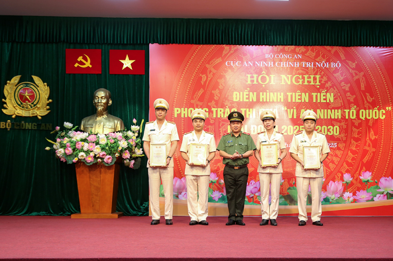 Ngọn lửa thi đua trên mặt trận giữ gìn an ninh chính trị nội bộ -0