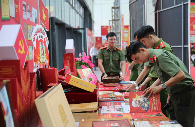 Khai mạc Ngày Sách và Văn hoá đọc Việt Nam và phát động phong trào đọc sách trong CAND -0