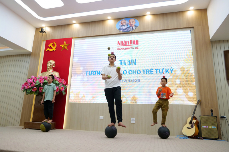 các b-n bi-u di-n  ta_i na_ng cu_a mi_nh.jpg -0