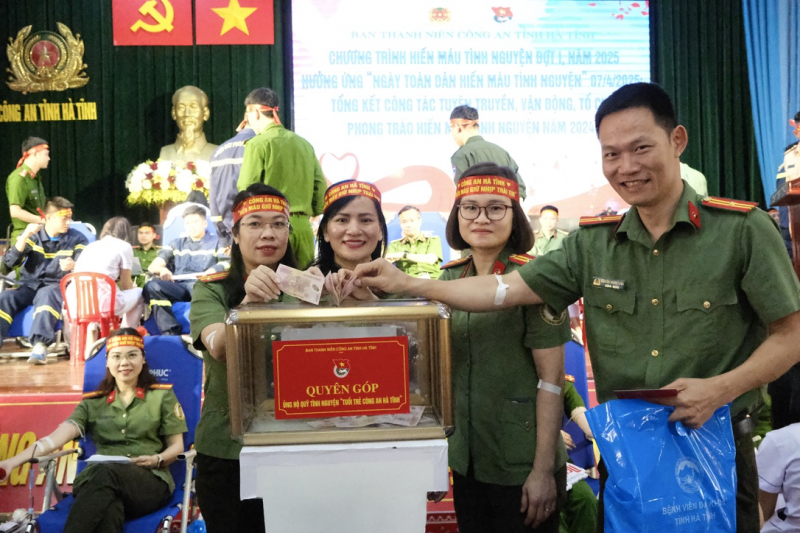 Gần 250 cán bộ chiến sĩ tham gia hiến máu tình nguyện đợt 1/2025 -2