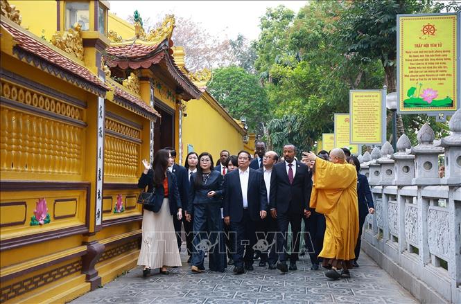 Thủ tướng Phạm Minh Chính và Thủ tướng Ethiopia cùng dùng bữa sáng và tham quan chùa Trấn Quốc -0