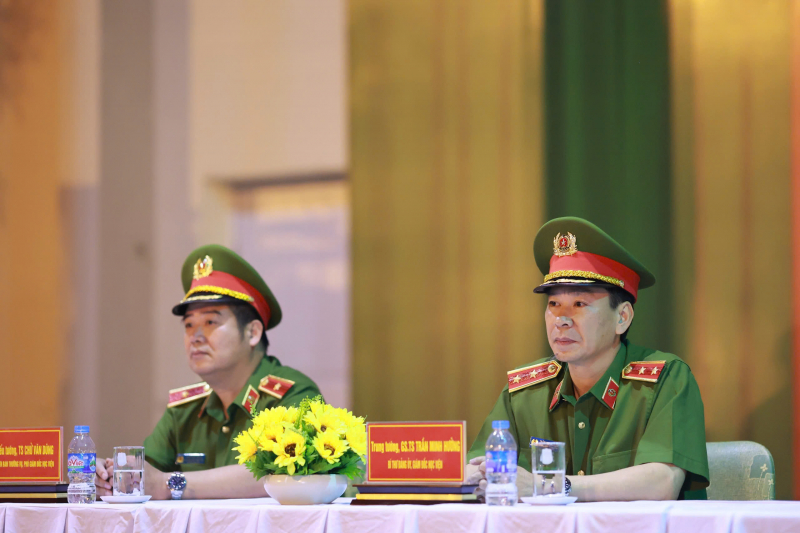 1.000 CBCS Đoàn Nghệ thuật trống hội Công an biểu diễn chào mừng 50 năm thống nhất đất nước -0