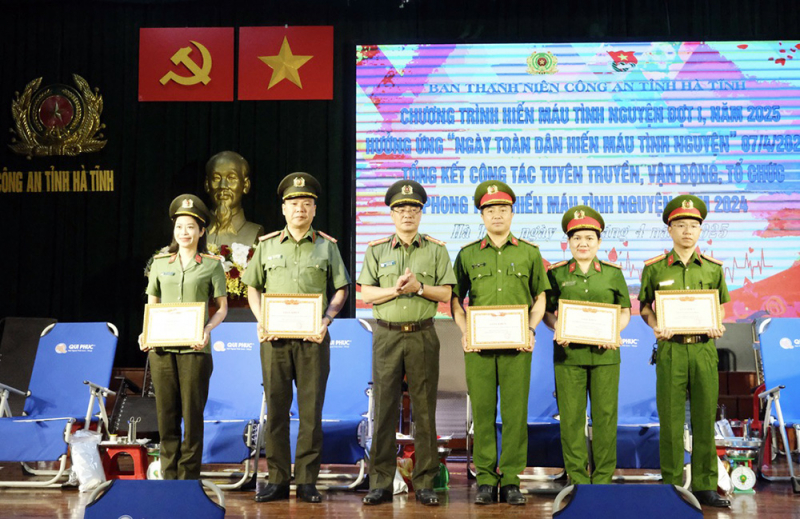 Gần 250 CBCS Công an Hà Tĩnh tham gia hiến máu tình nguyện -1