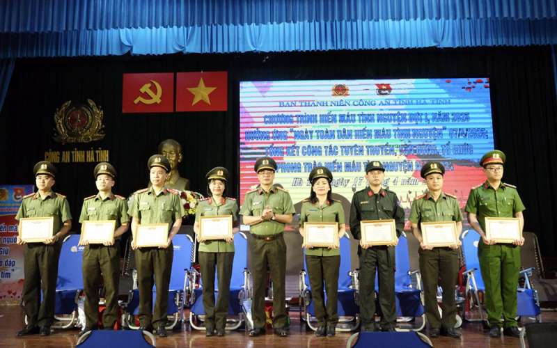 Gần 250 CBCS Công an Hà Tĩnh tham gia hiến máu tình nguyện -0