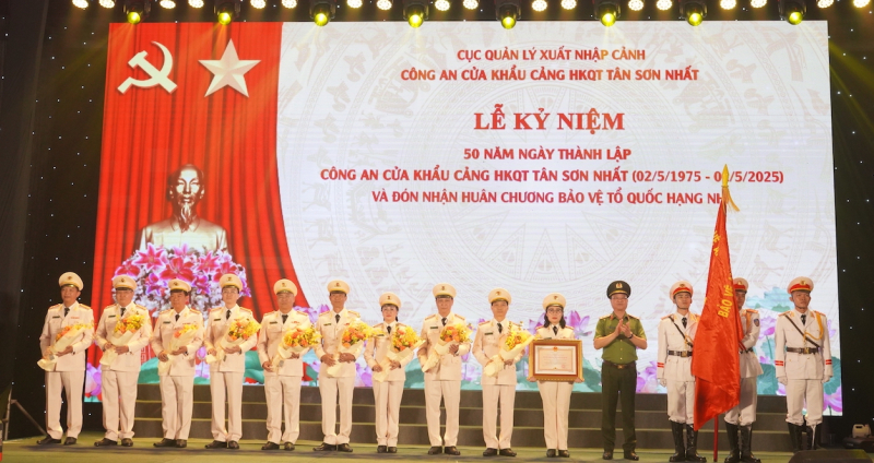 Công an cửa khẩu Cảng hàng không quốc tế Tân Sơn Nhất đón nhận Huân chương Bảo vệ Tổ quốc hạng Nhì -0