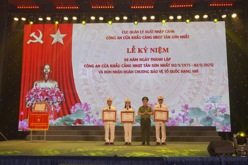 Công an cửa khẩu Cảng hàng không quốc tế Tân Sơn Nhất đón nhận Huân chương Bảo vệ Tổ quốc hạng Nhì -0