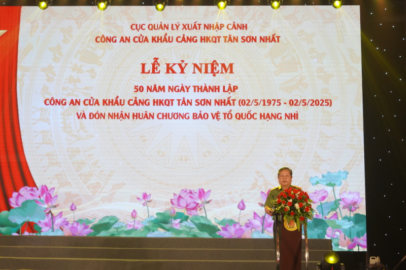 Công an cửa khẩu Cảng hàng không quốc tế Tân Sơn Nhất đón nhận Huân chương Bảo vệ Tổ quốc hạng Nhì -0