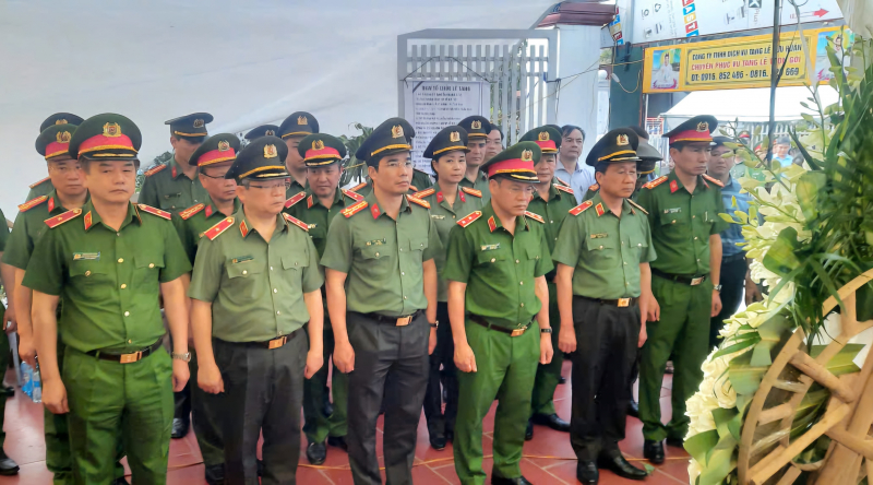 Bộ trưởng Lương Tam Quang gửi vòng hoa viếng Thiếu tá Nguyễn Đăng Khải -0