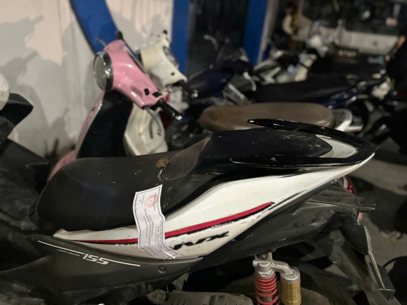 Nâng cốc bia chén rượu với bạn, cả loạt tài xế xe máy bị phạt nồng độ cồn -0