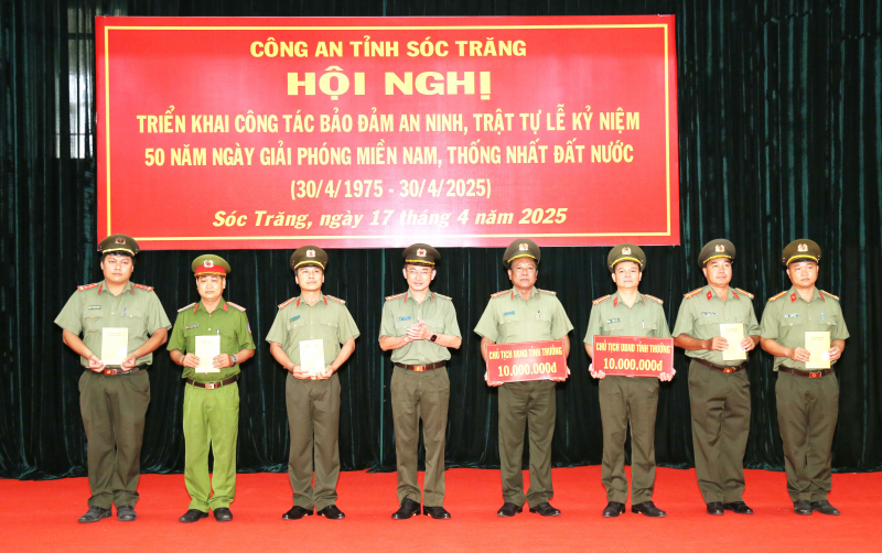 Khen thưởng tập thể, cá nhân bắt đối tượng lừa đảo từ khu Tam Thái Tử -0