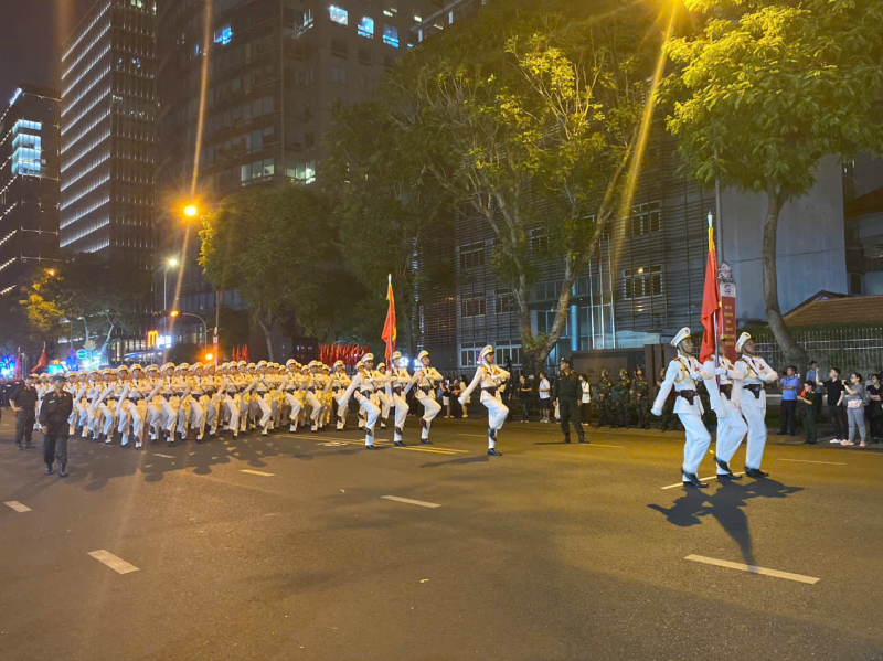 Hình ảnh hợp luyện diễu binh, diễu hành tại đường Lê Duẩn -10